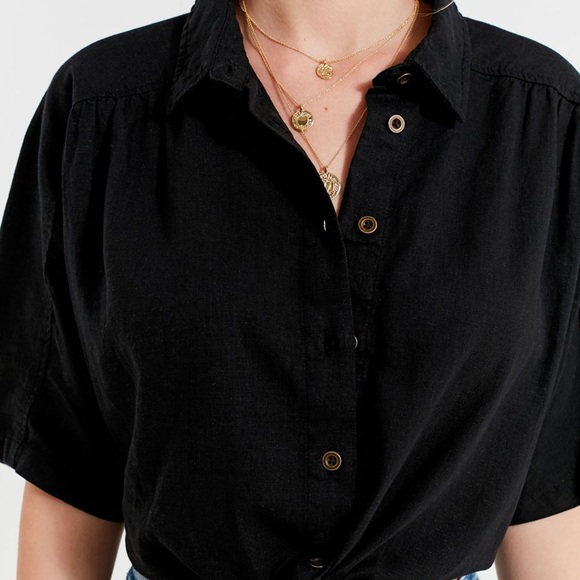 💛Urban Outfitters Cropped Button Down Blouse - Picture 2 of 8